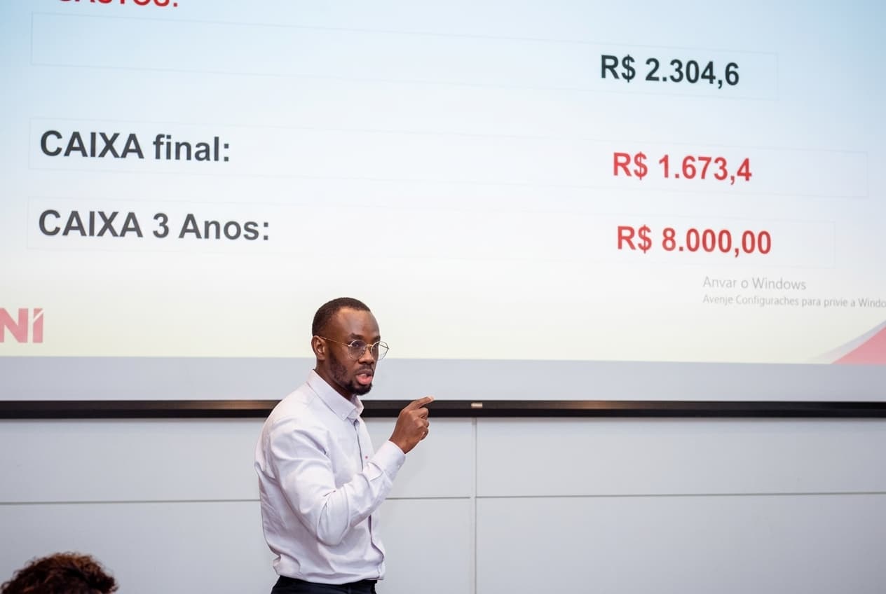 Teddy Tchogninou explicando métricas de caixa e governança